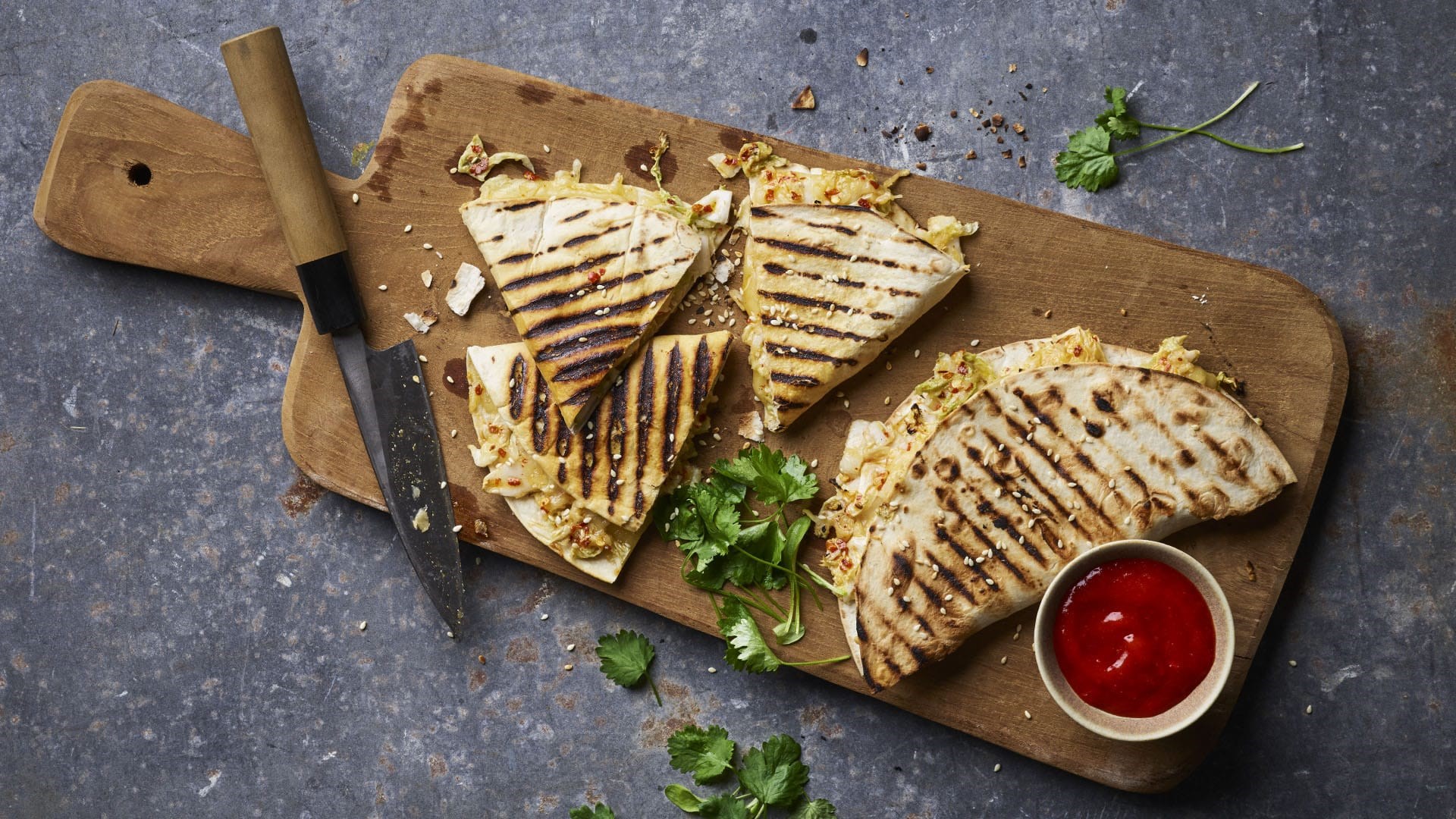 Quesadillas med kimchi på en skärbräda