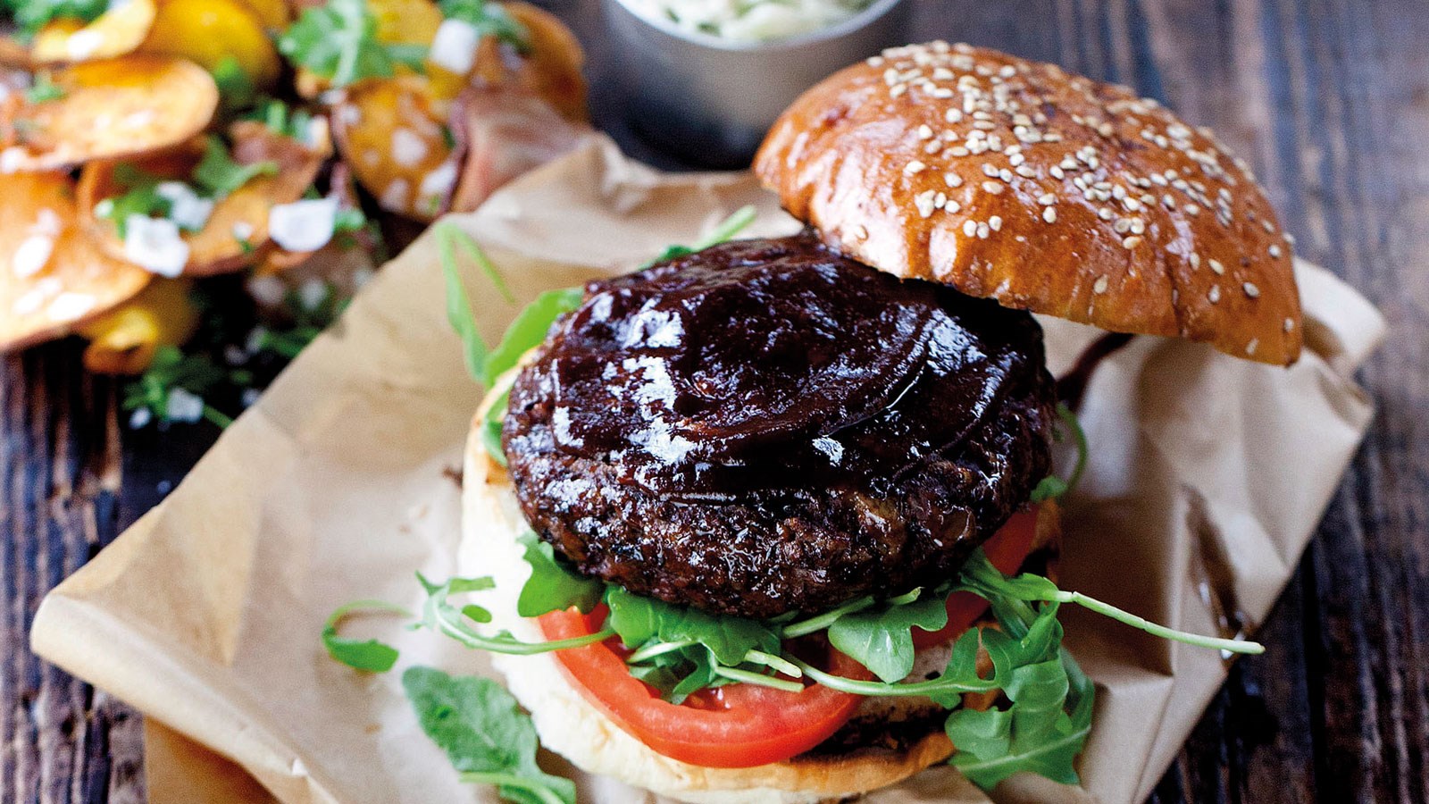 Amerikansk bourbon street-hamburger med grøntsagschips