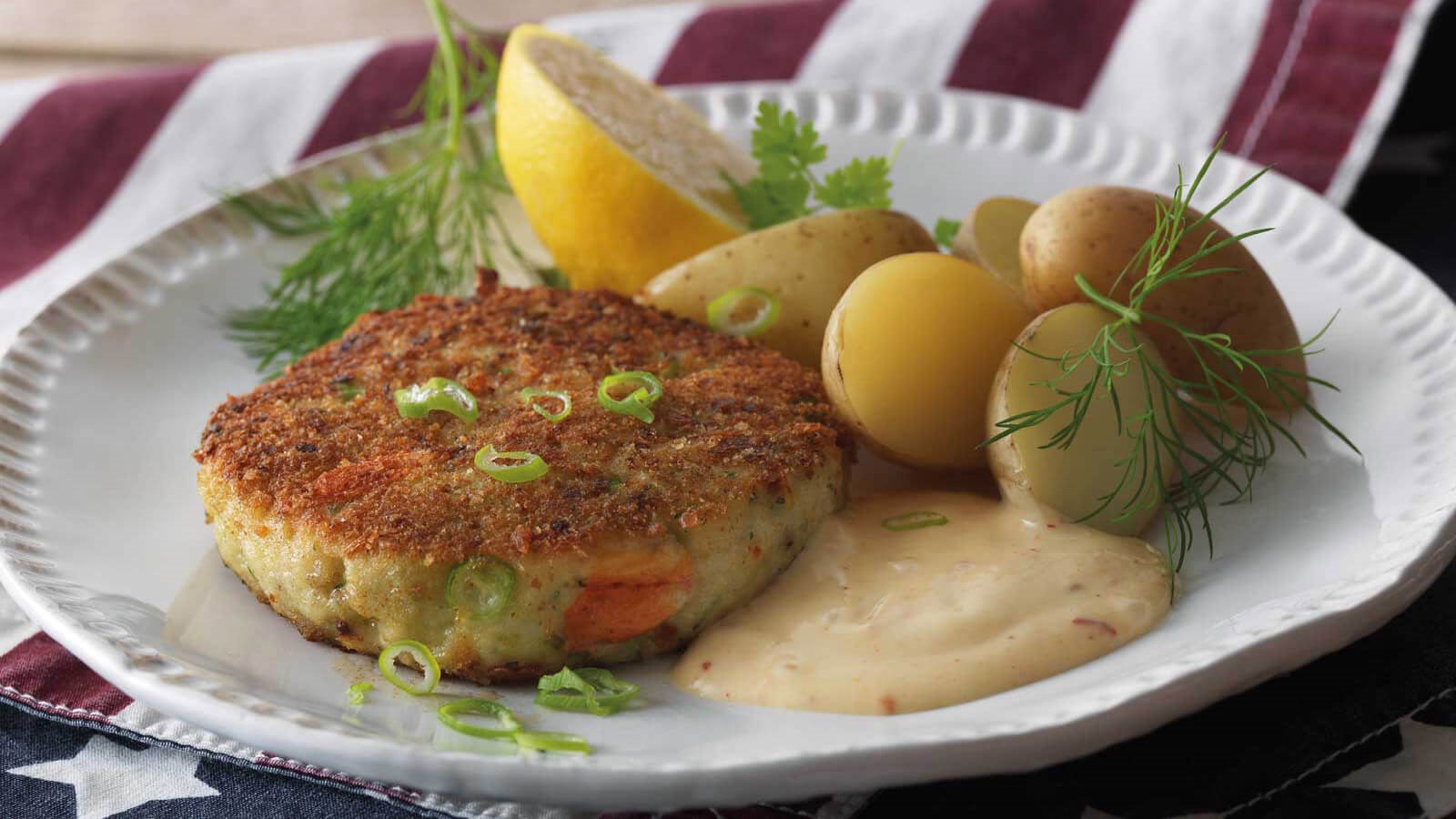 Amerikansk fiske- og krabbeburger med kartofler og hollandaisesauce