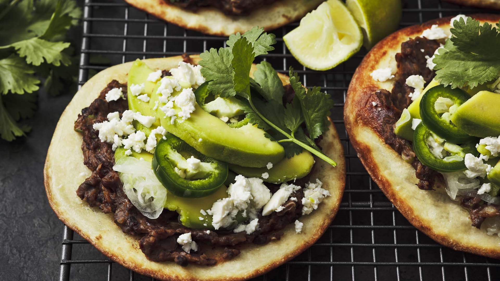 Black bean tostadas med syltede avokadoer og koriander