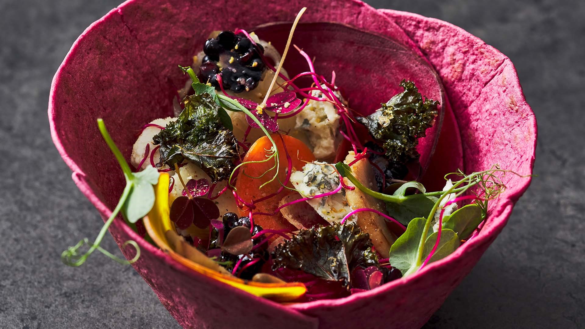 Nordisk bowl med marinerede svampe og rødbedehumus