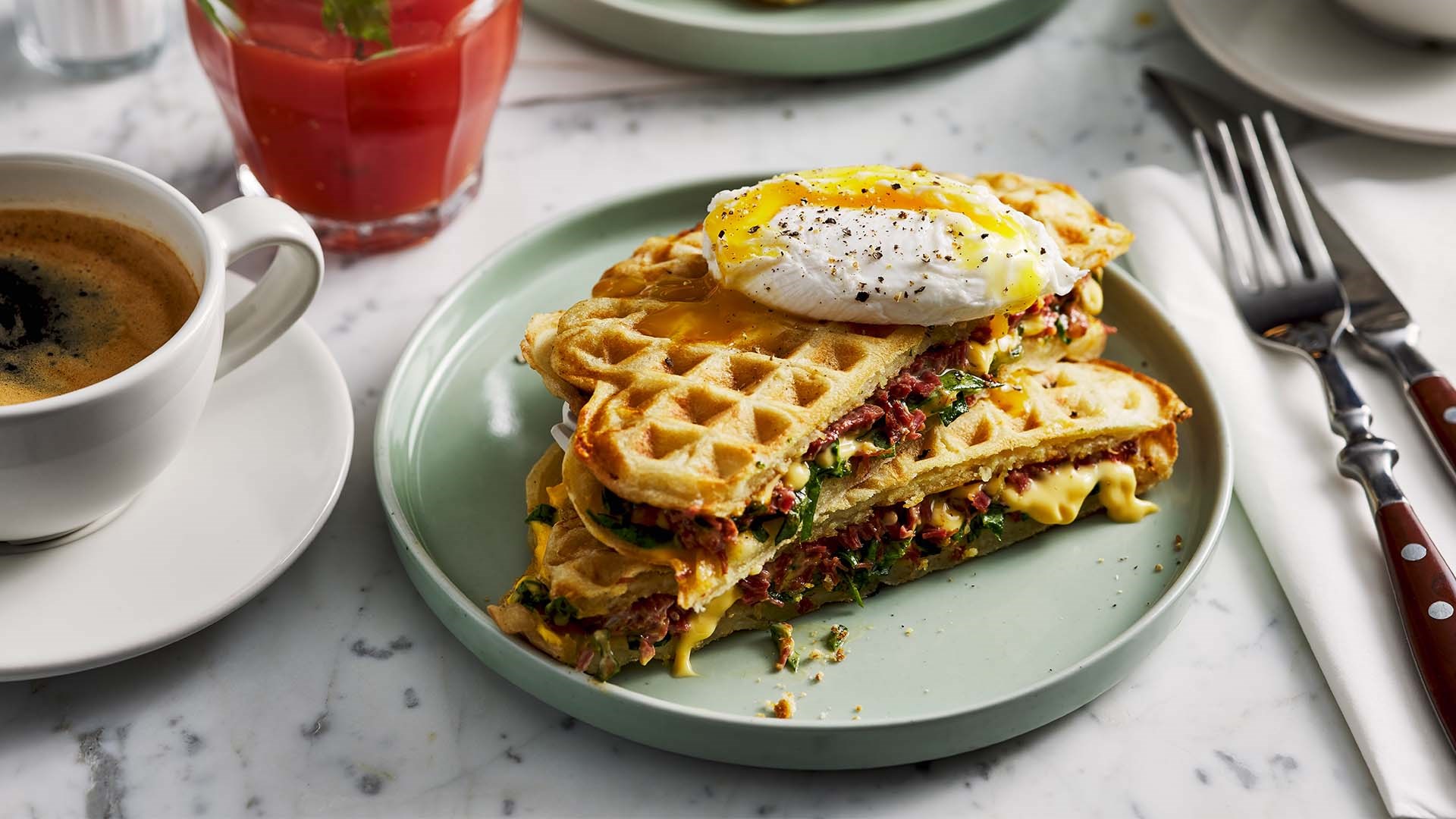 Brunchvåffla med pocherat ägg