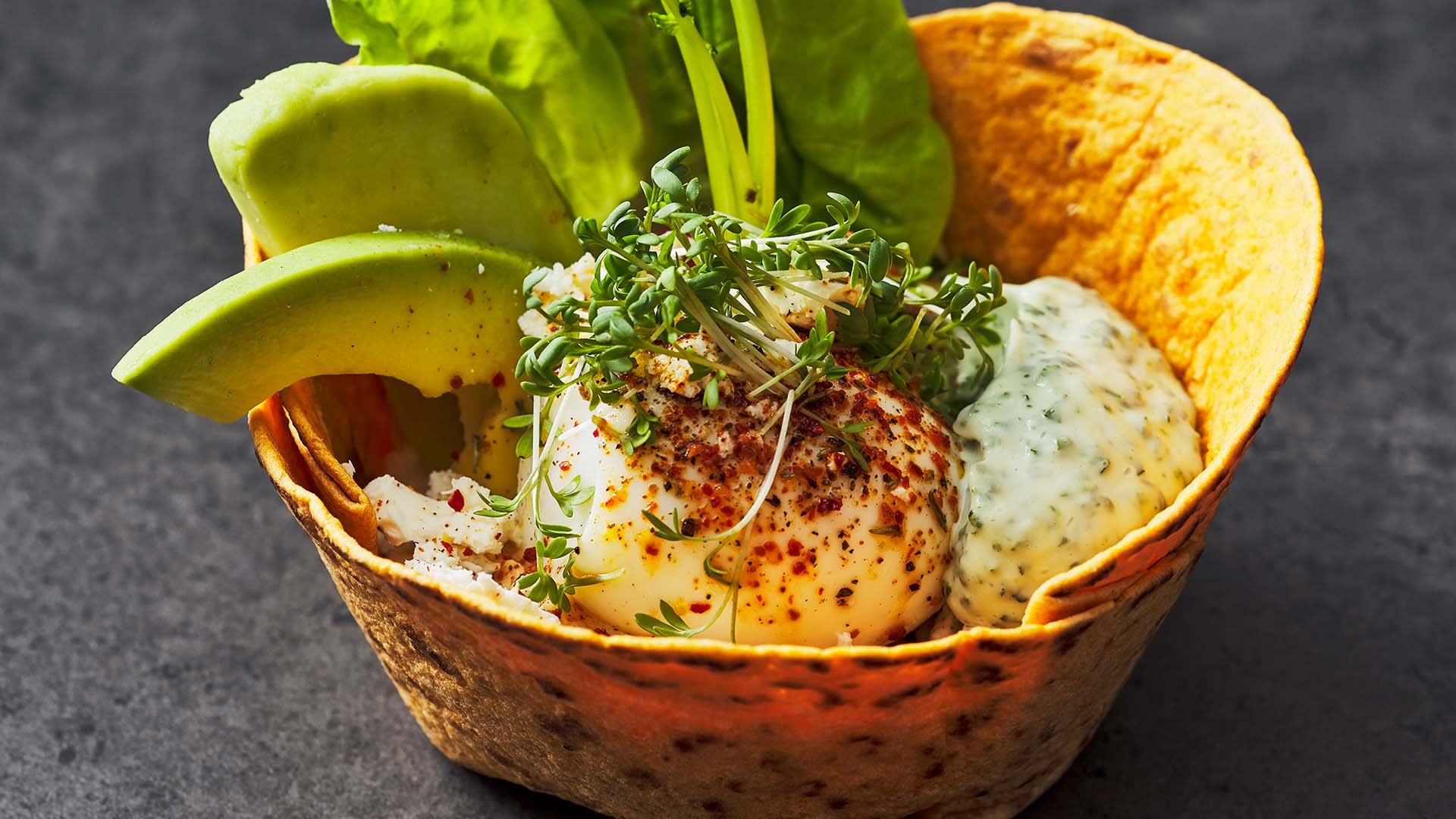 Frukost bowl med chilirostad zucchini, ägg och fetaost