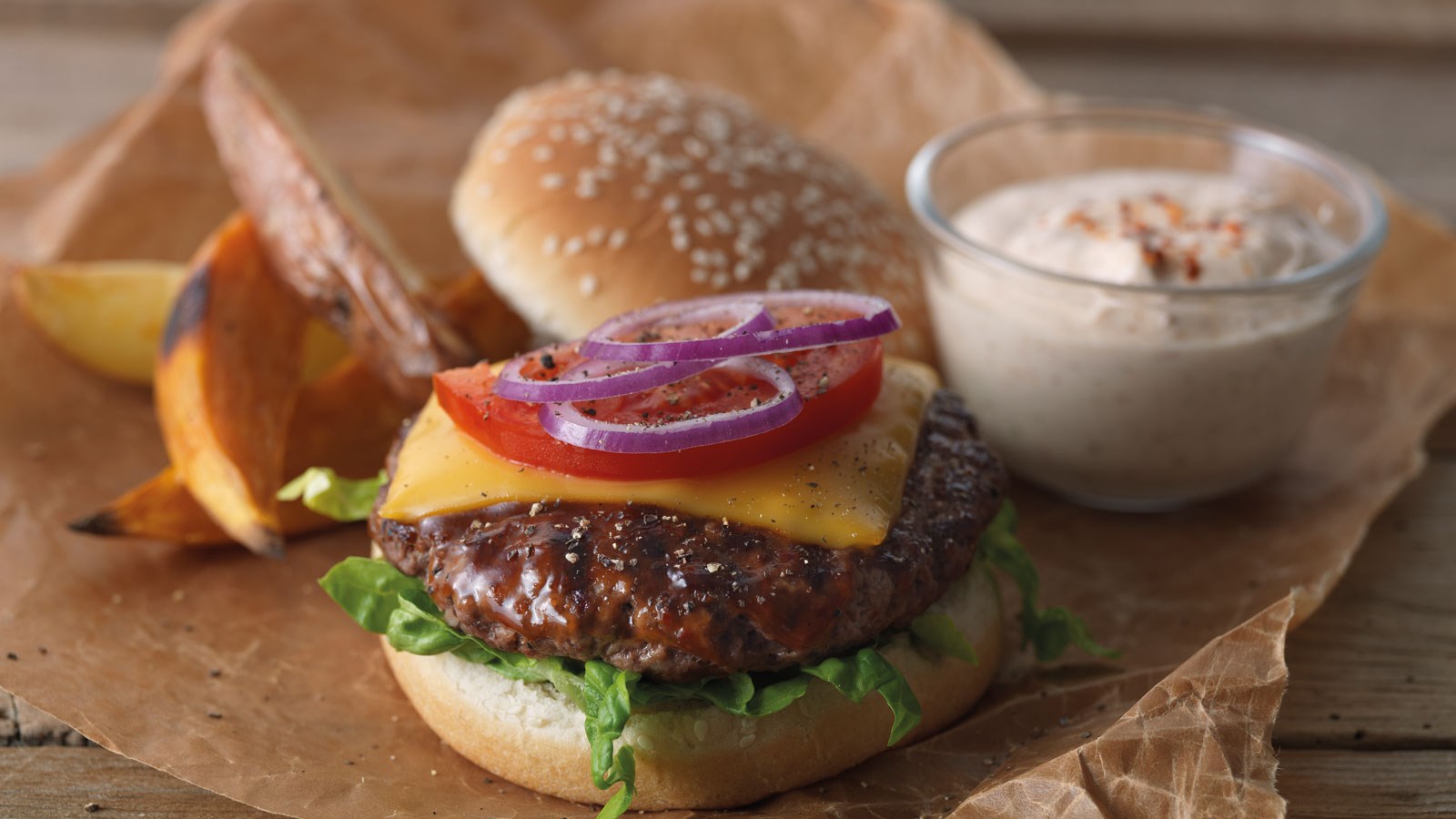 BBQ hamburgare, sötpotatisklyftor och chili & mangodressing