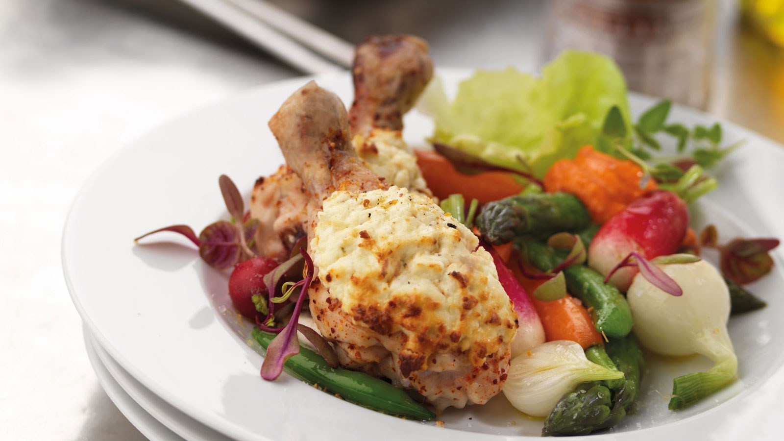 Fetaostegratineret kylling på tidlige grøntsager med chilipesto