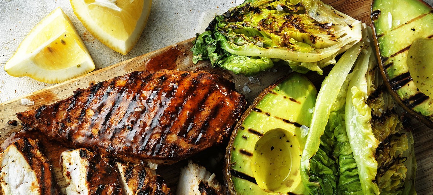 Grillet avocado med parmasan, chili og grillet hjertesalat med fetaost