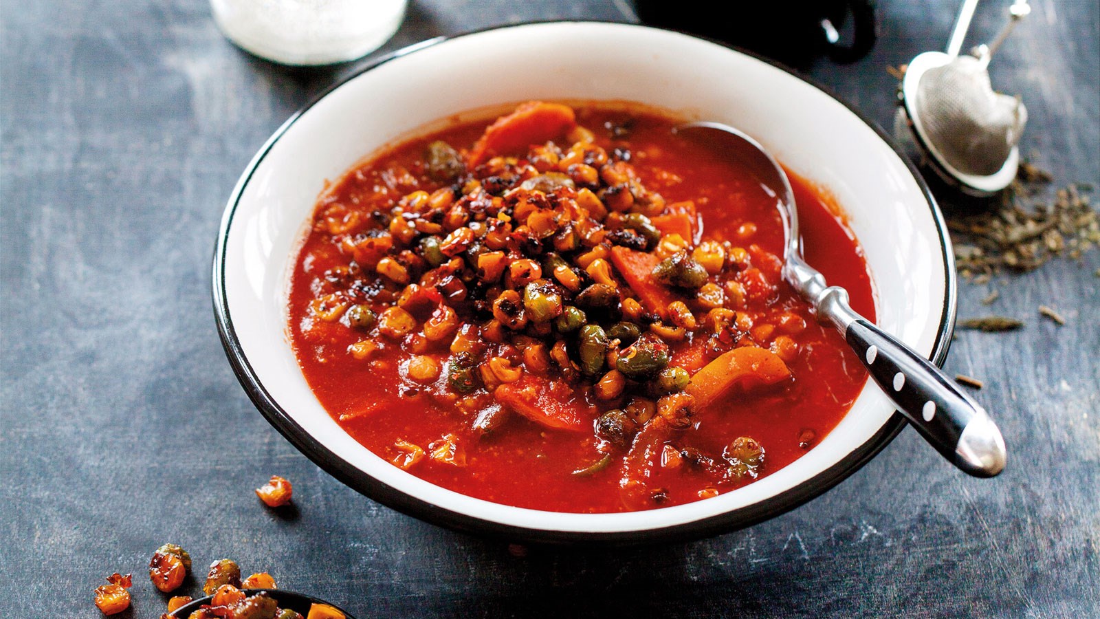 Meksikansk vegetarsuppe med grønnsaker og stekt mais