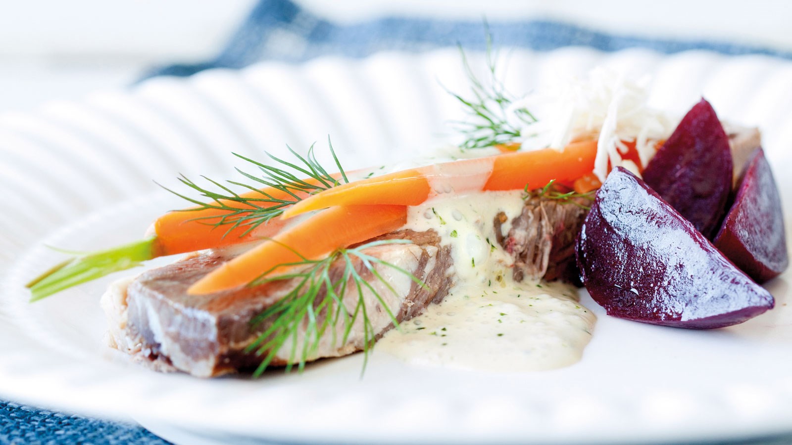 Tjolöholmi veiseliha rinnatükk tillikastme, punapeedi ja mädarõikaga