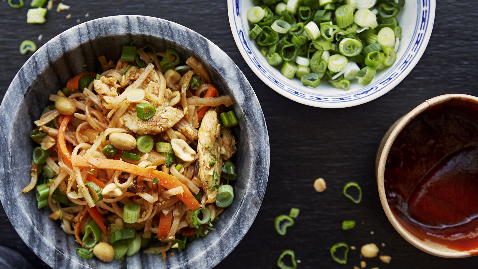 Pad Thai makaronai su vistiena ir daržovėmis dubenėliuose