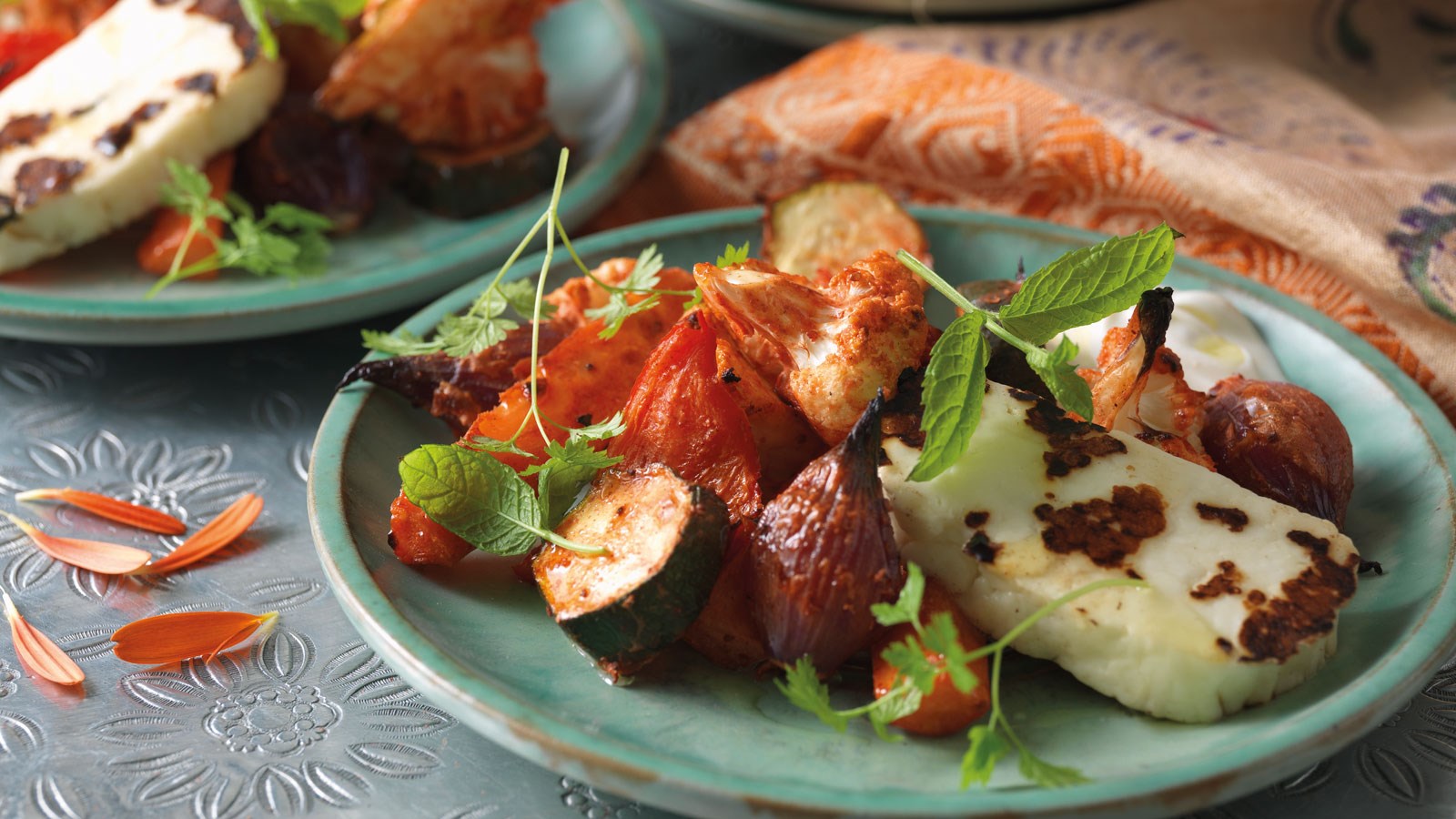 Rostade tandoorigrönsaker med halloumiost och raita