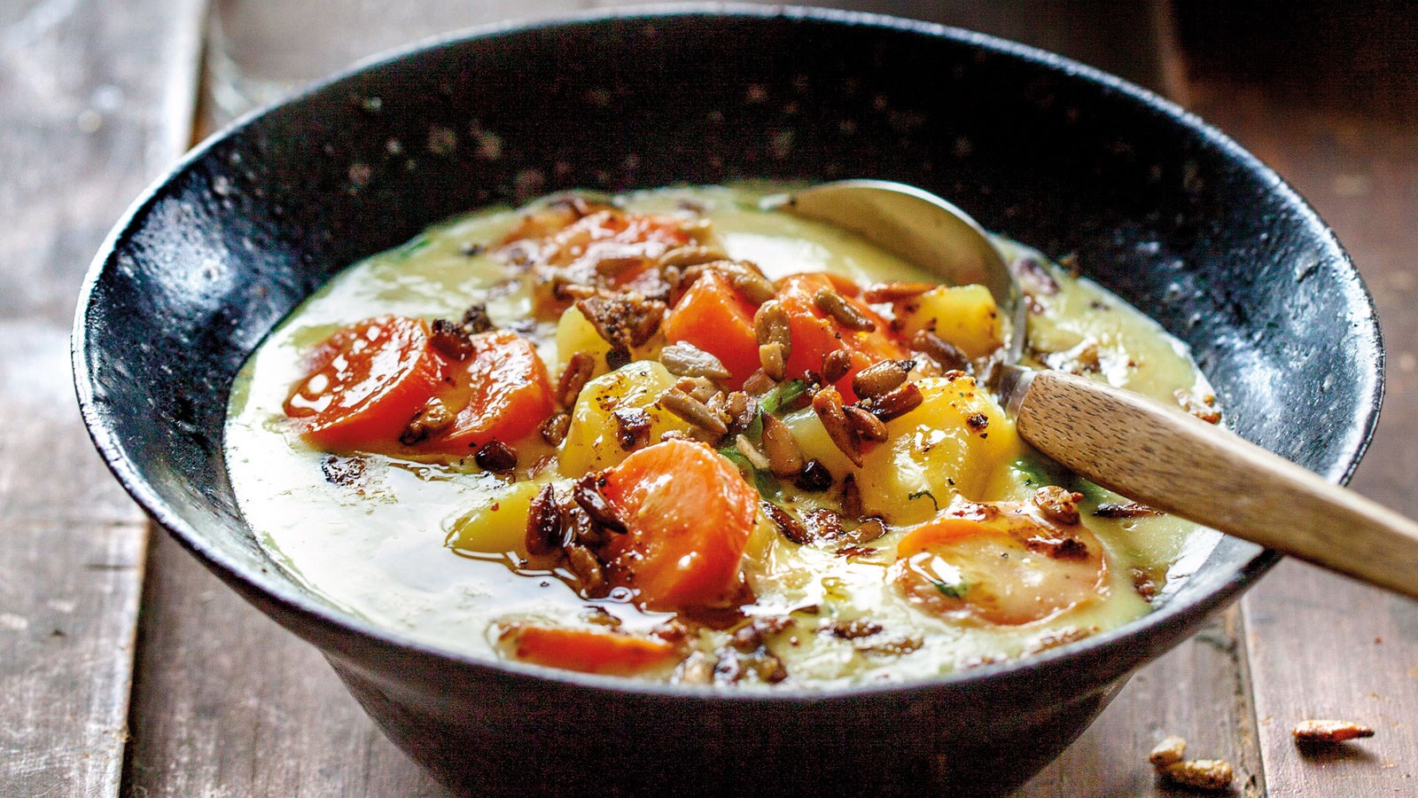 Rotfrukt- og ostesuppe med ristede solsikkekjerner