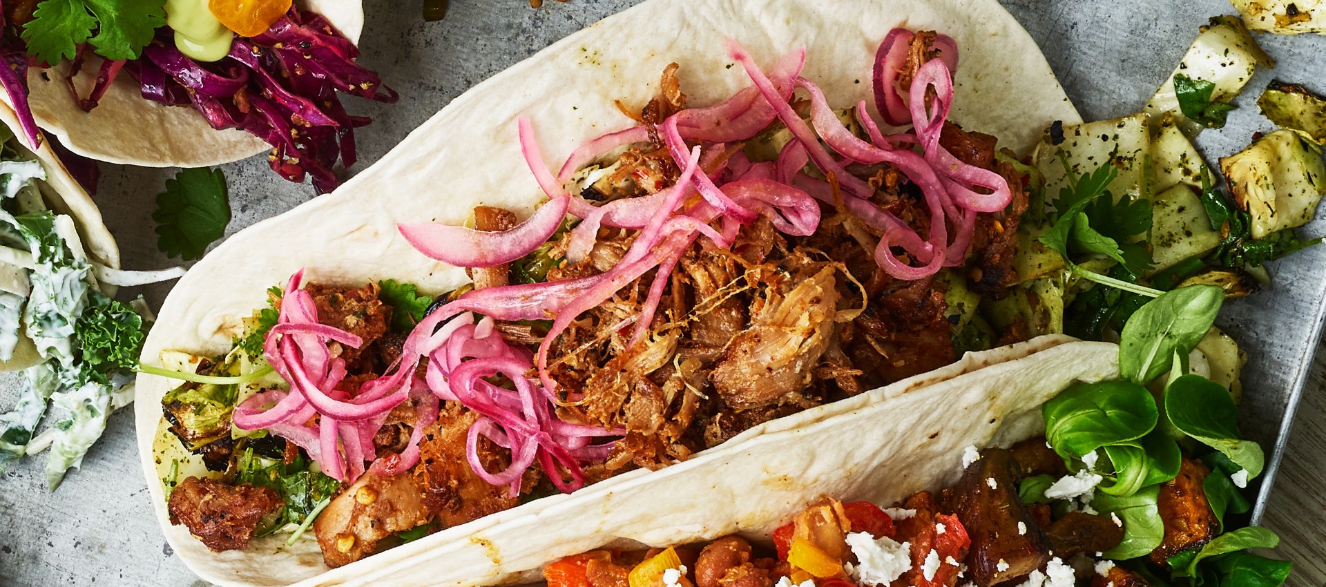 Pork Carnitas taco med syltet rødløk