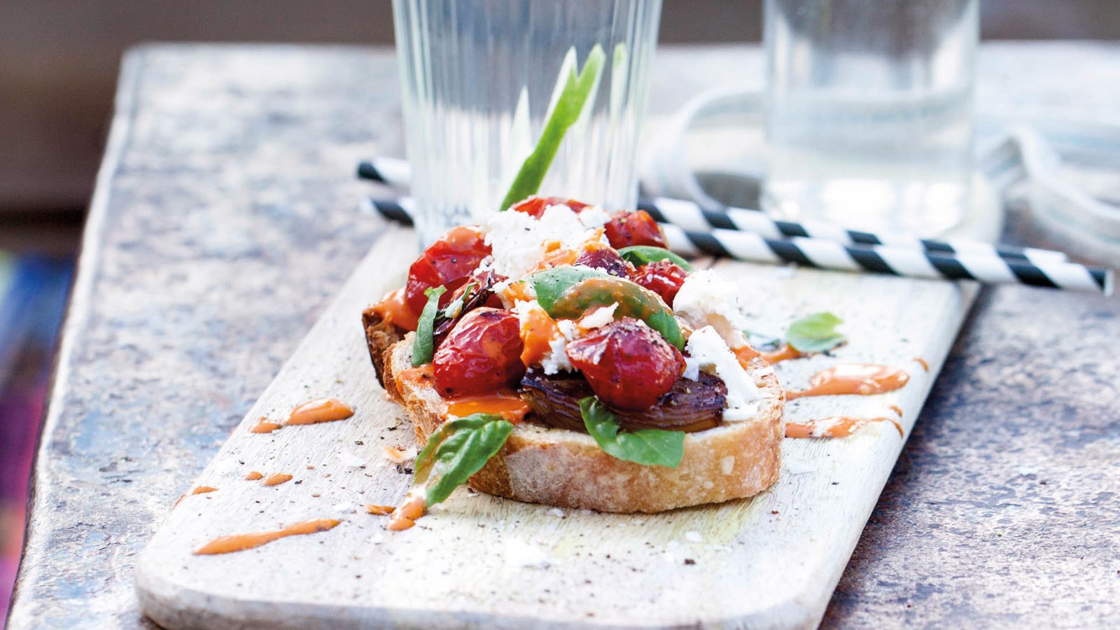 Toast med rostade tomater och schalottenlök