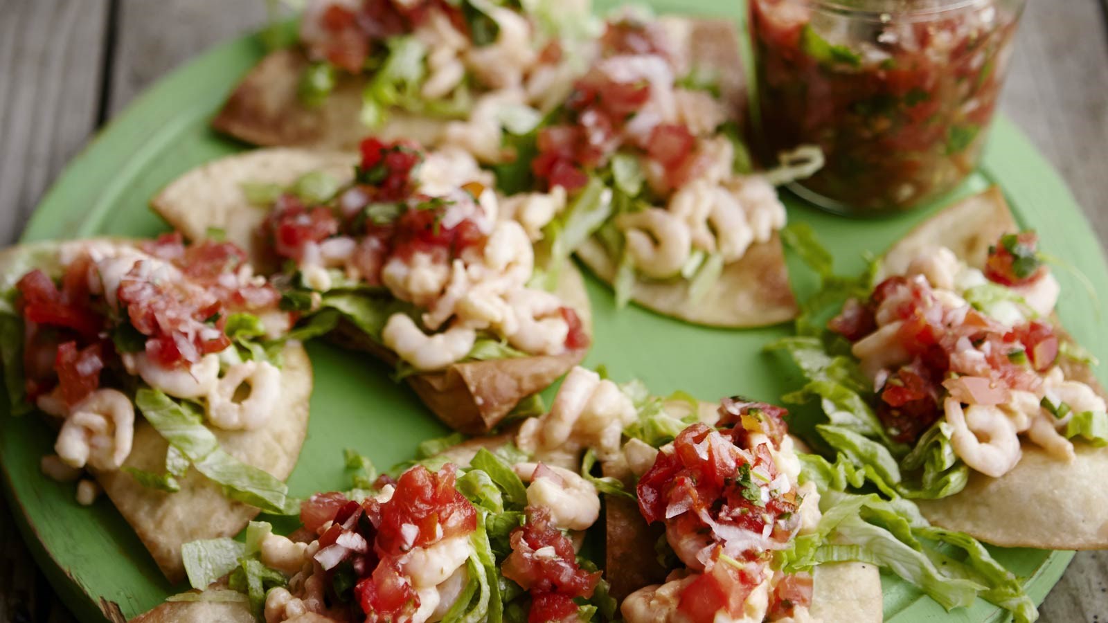 Tostada su chipotle krevetėmis ir Pico de gallo