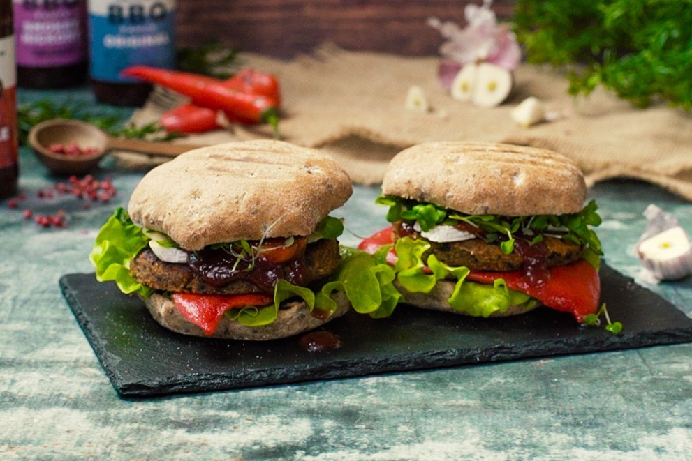 Vegetariški mėsainiai su bolivinių balandų, juodųjų pupelių ir morkų paplotėliais