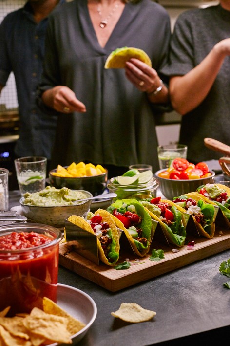 Taco gevuld met verse groenten, kaas en tacosaus 