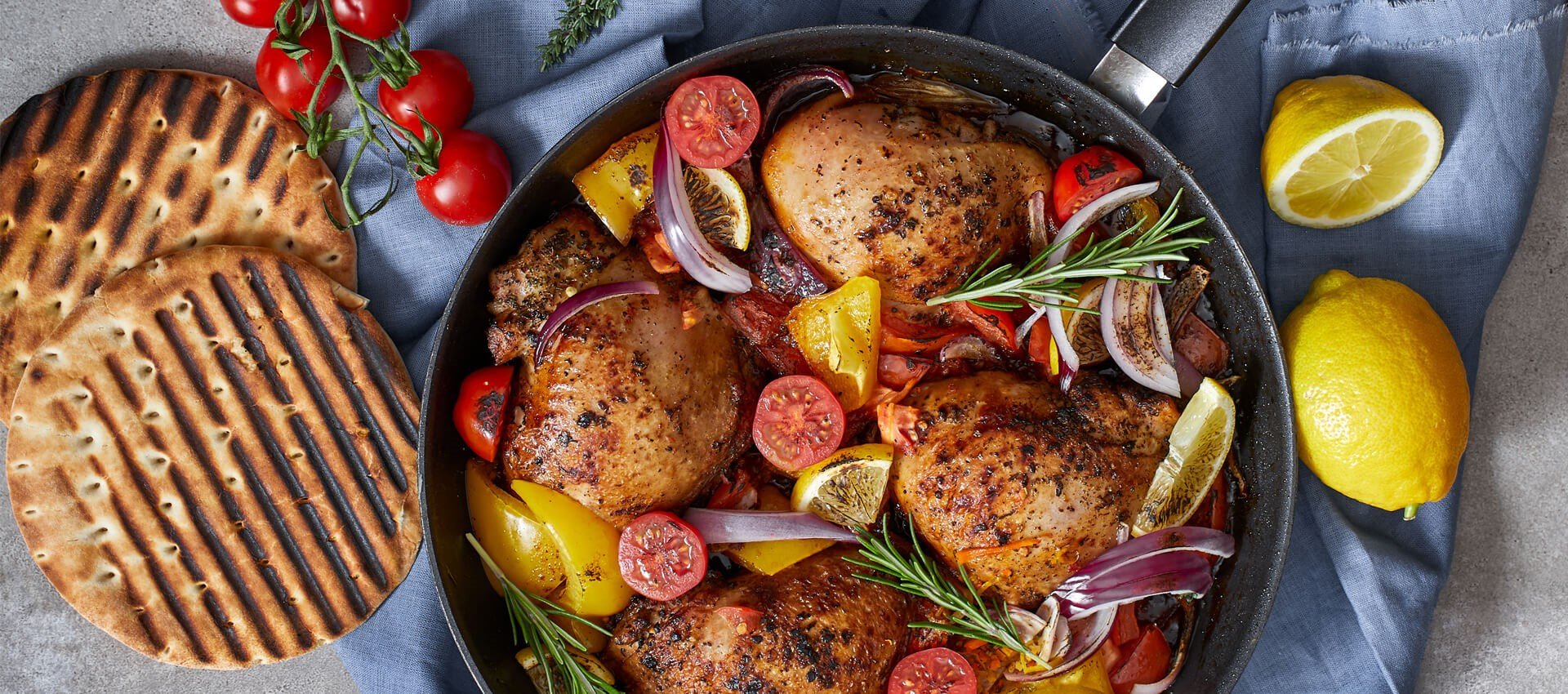 Куриные бедрышки с овощами в сковороде