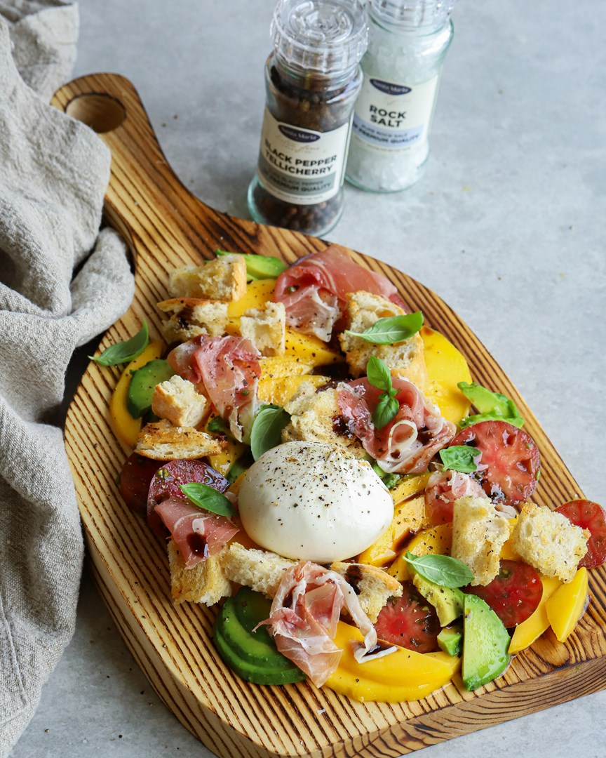 Mango ja avokaado Capri salat burrata ja prosciutto’ga