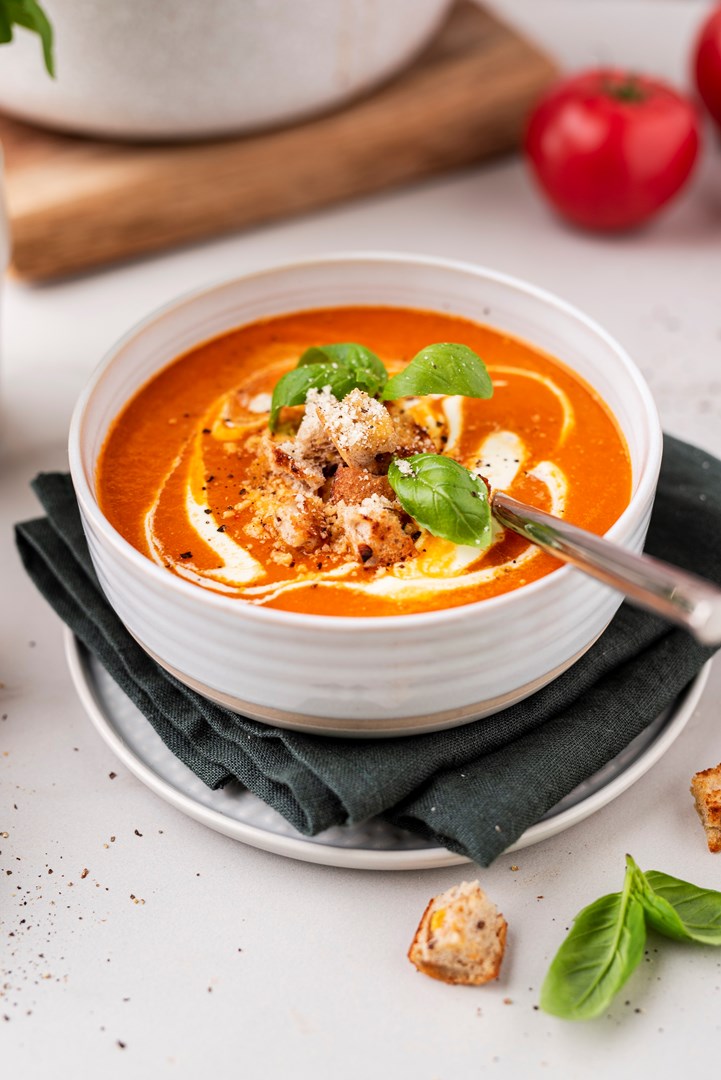 keptų pomidorų sriuba su skrebučiais ir sūriu