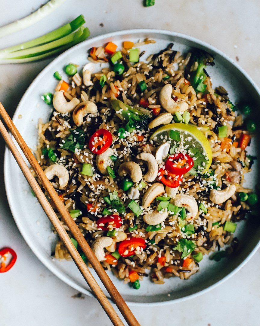 Azijietiški kepti ryžiai su daržovėmis ir anakardžiais