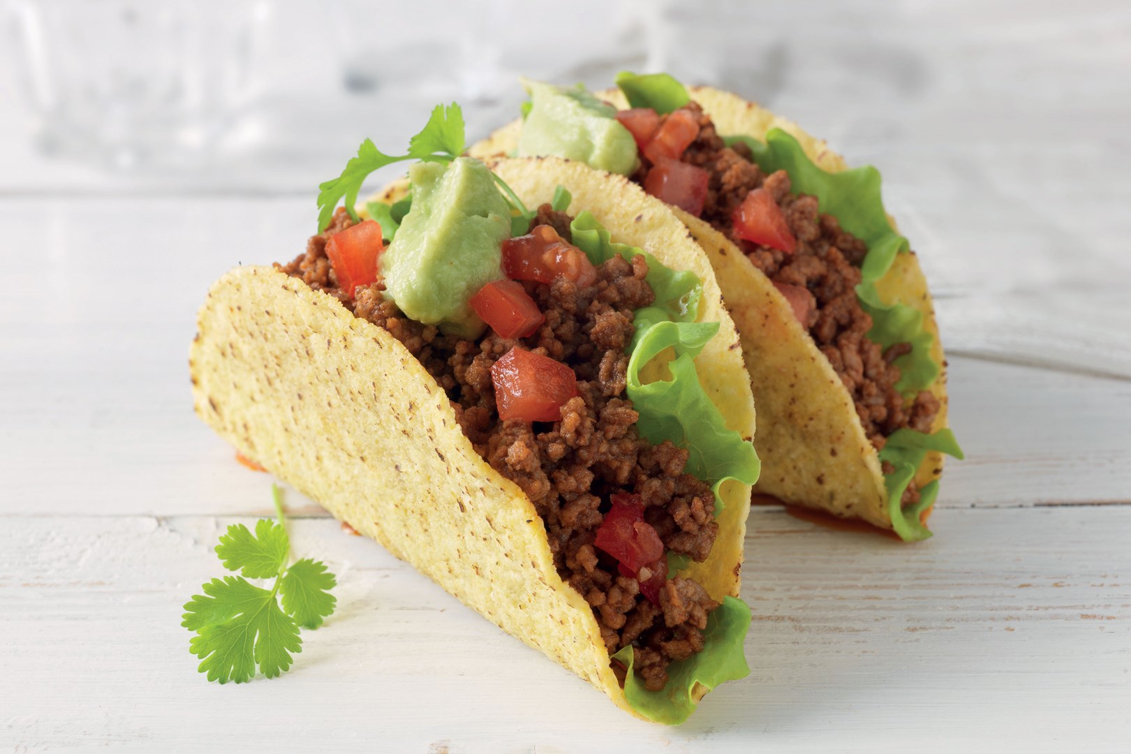 Taco farci à la viande hachée et légumes frais