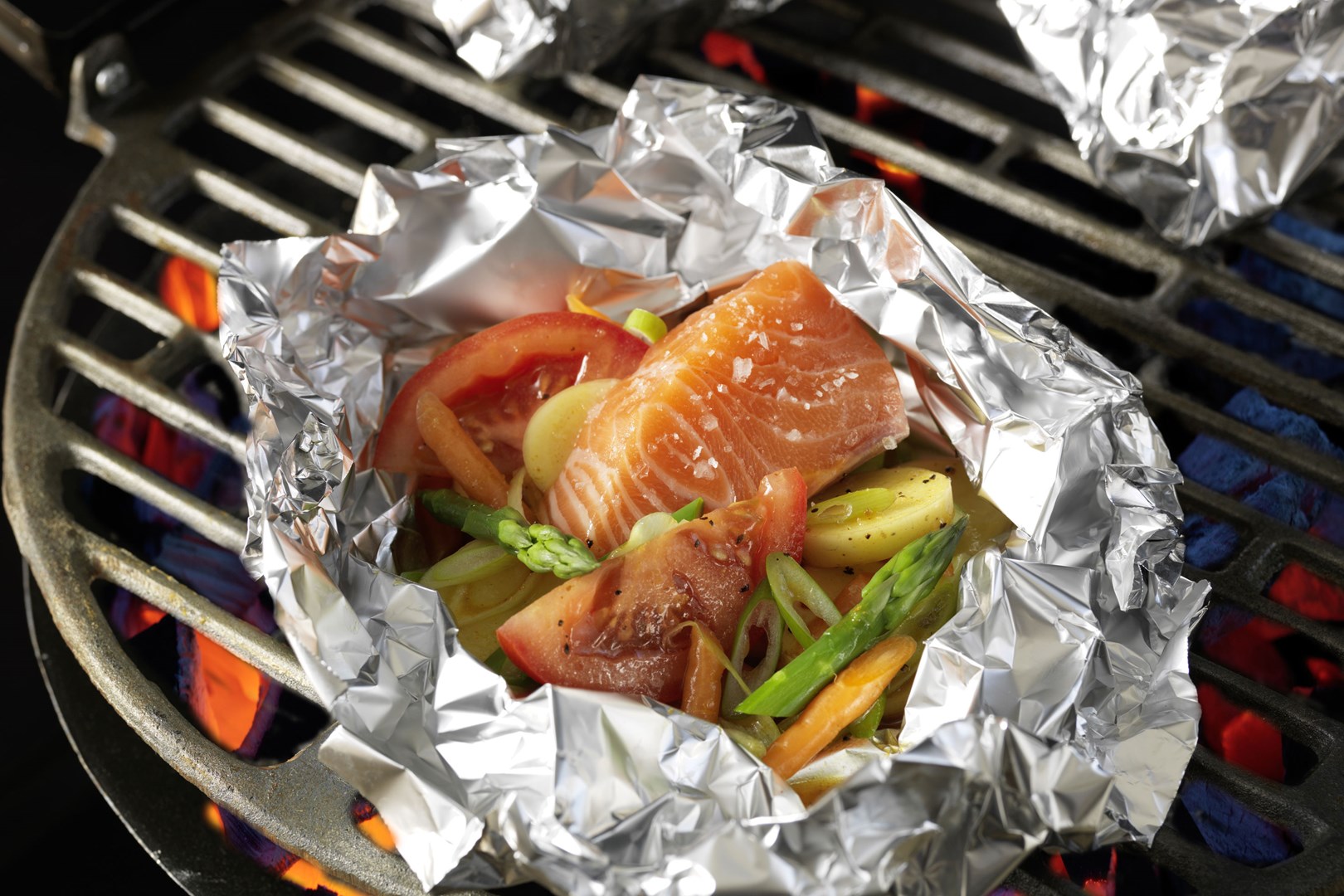 Papillote de saumon aux nouvelles pommes de terre et aux légumes