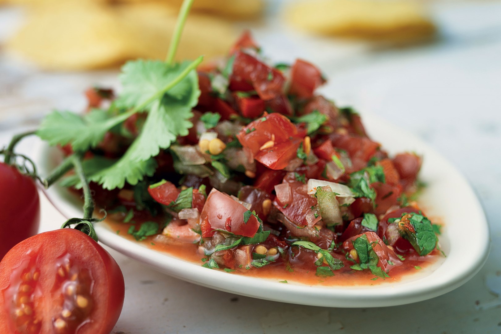 Tomaat- en koriandersalade met rode jalapeño en de smaak van limoen