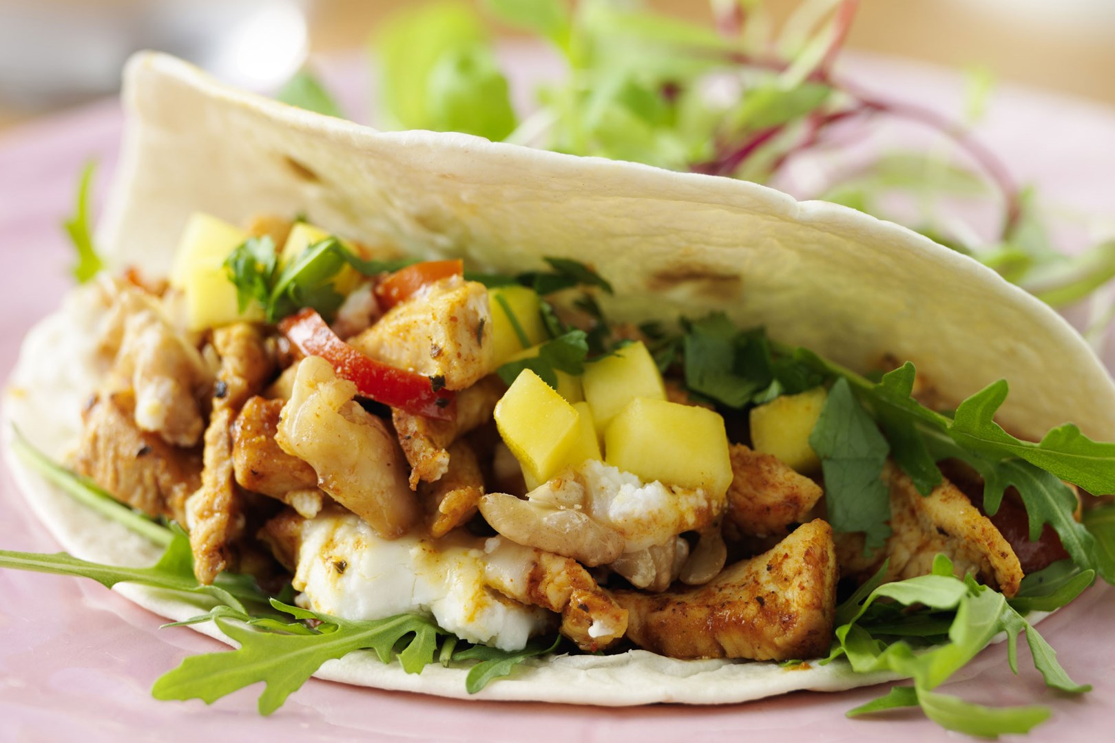 Fajita wrap met kip, geitenkaas, honing en mango