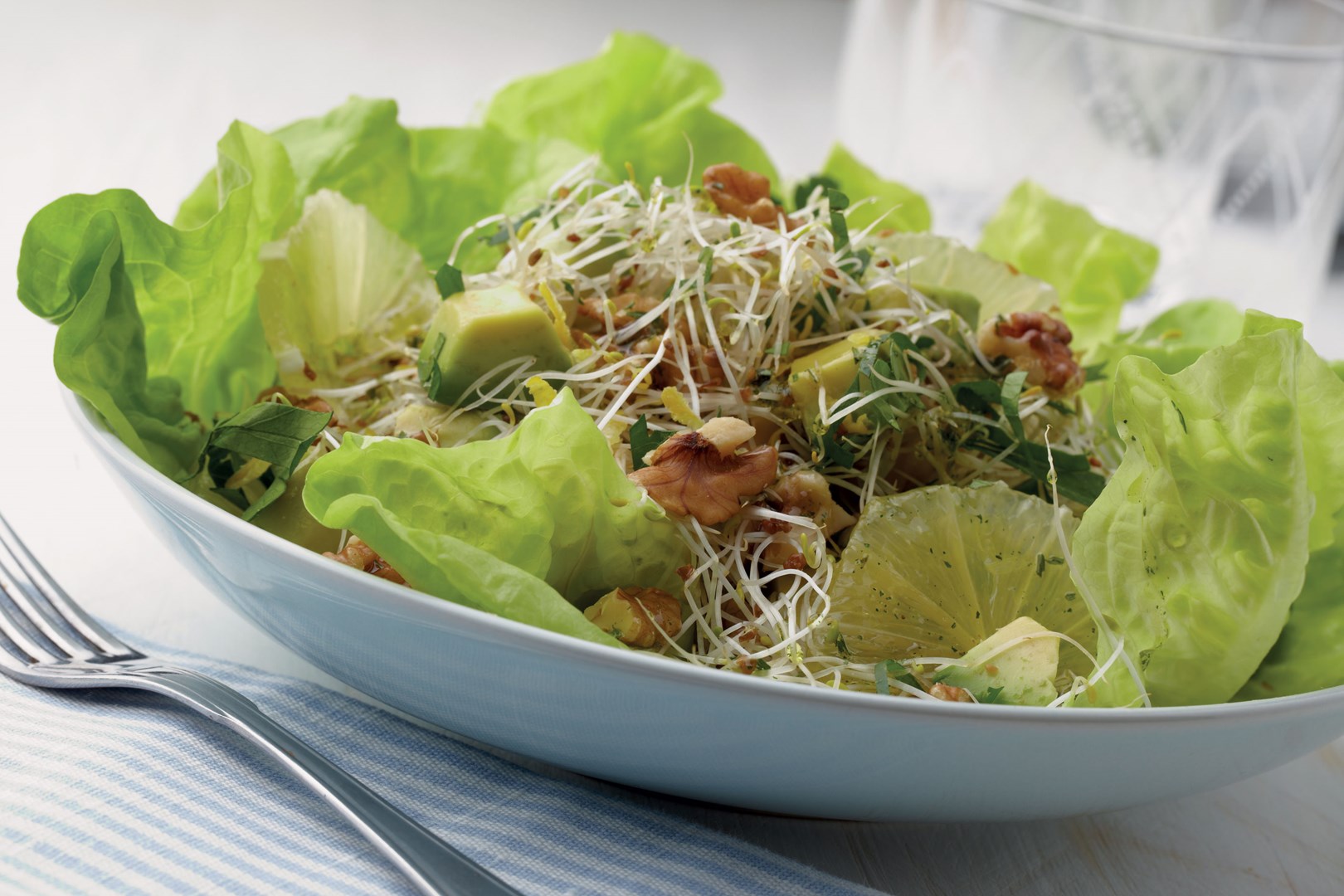 Citroen- en avocadosalade met walnoten