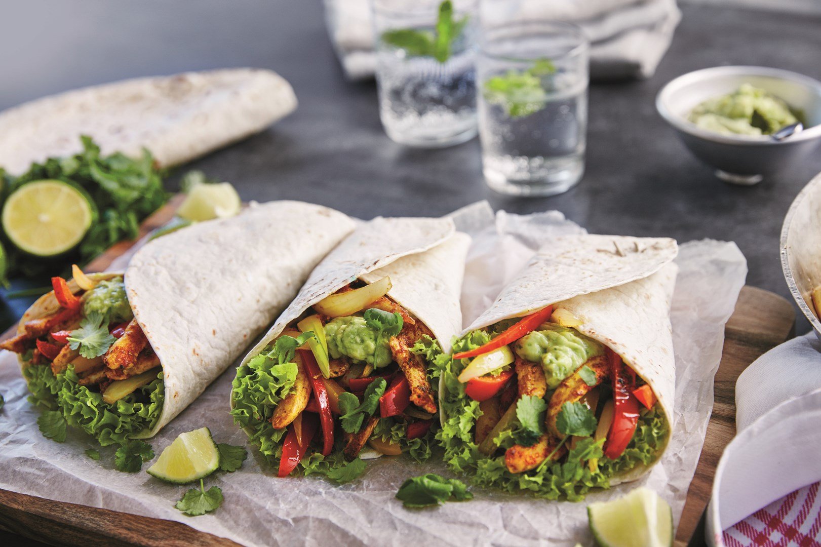 Klassieke fajita wraps met kip opgerold op een bord