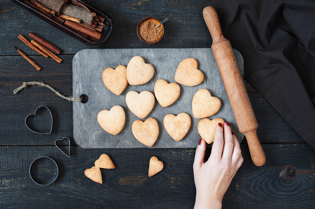 Ореховое печенье с кайенским перцем и шоколадом с форме сердечек
