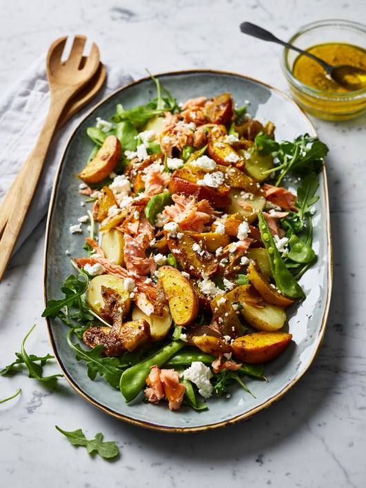 Gerookte zalm met gebakken appeltjes in een ovenschaal