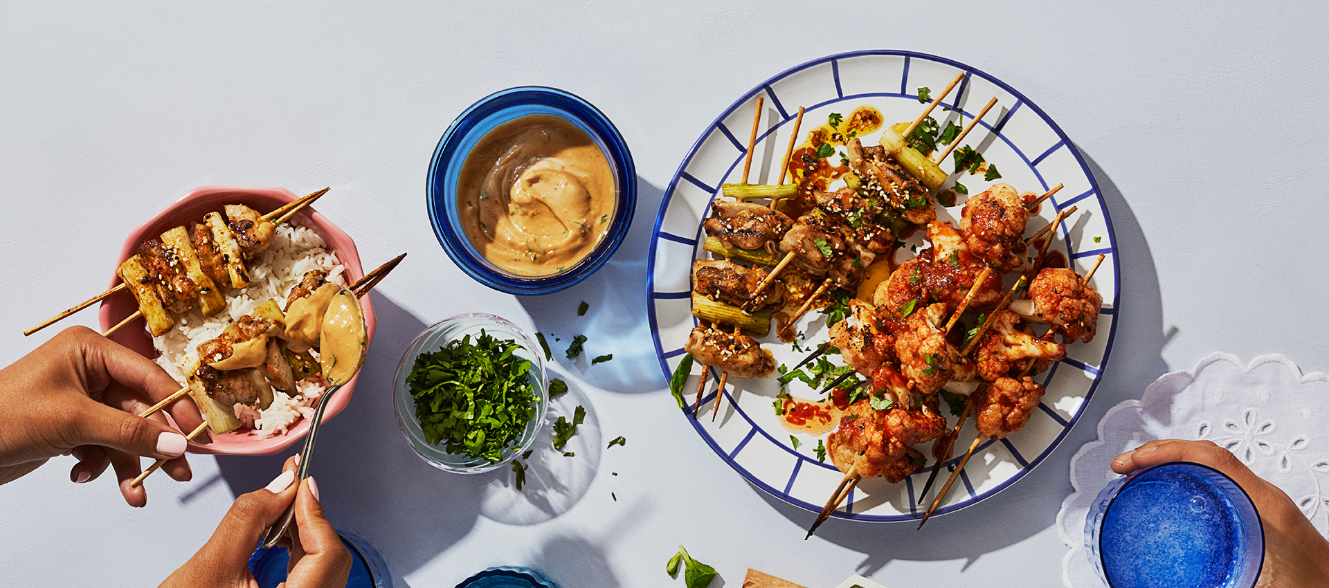 Brochettes de chou-fleur teriyaki avec dip aux cacahouettes