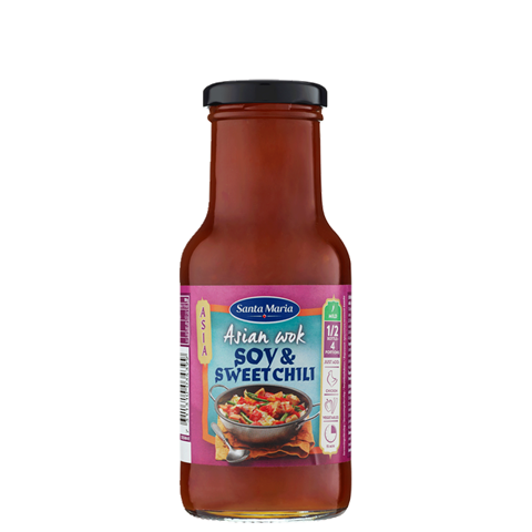 En flaska med woksås med smak av soja och sweet chili. 