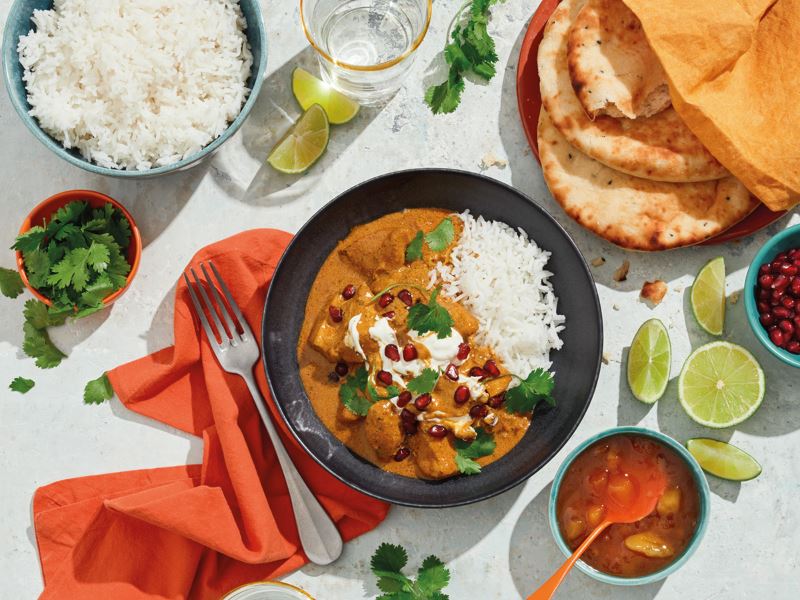 Gards Tikka Masala ēdiens uz galda