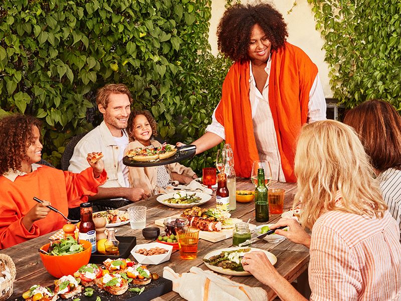 Människor runt ett bord med grillat