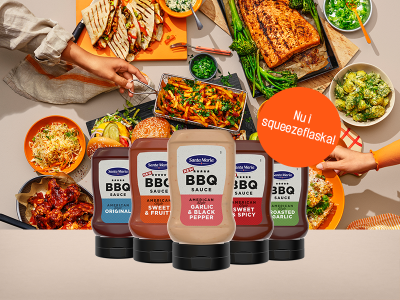 Människor runt ett bord med grillat