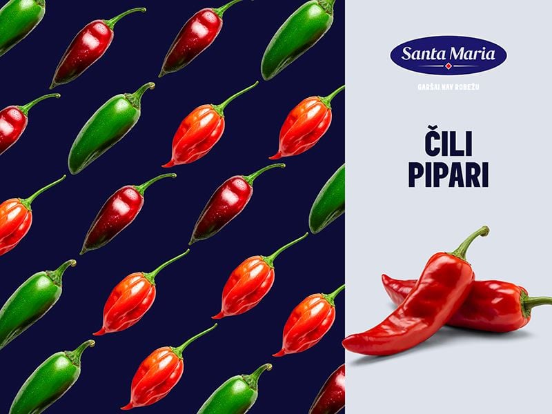 zaļi un sarkani čili pipari uz fona