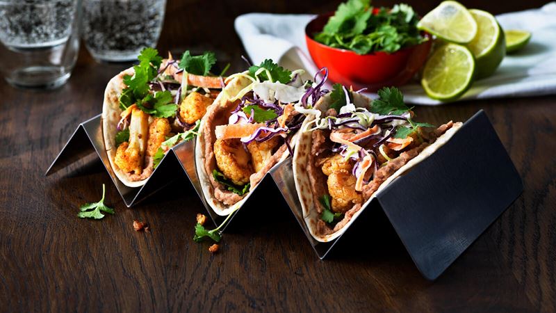 Tortilla met bloemkool, bonen en koolsla