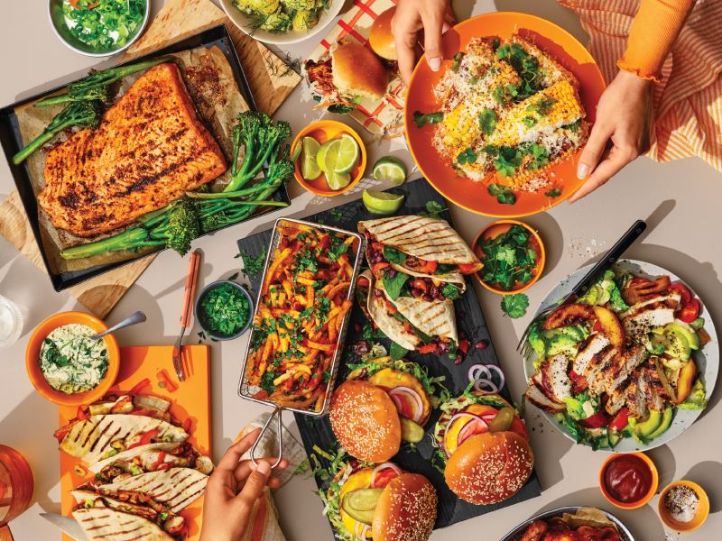 daudzveidīgi grilēti ēdieni uz galda