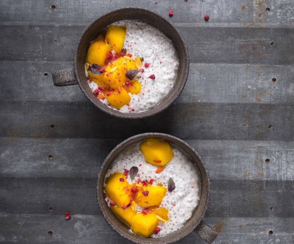 Chia puding kookosjoogi, rohelise pipra siirupi ja mango tükkidega 