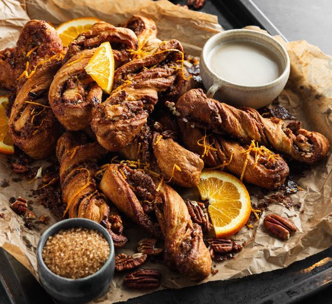 pekanriekstu tvista strēmelītes ar kanēli