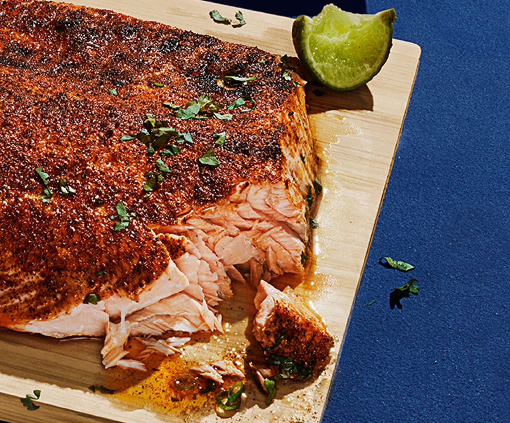 bild på srirachalax på skärbräda
