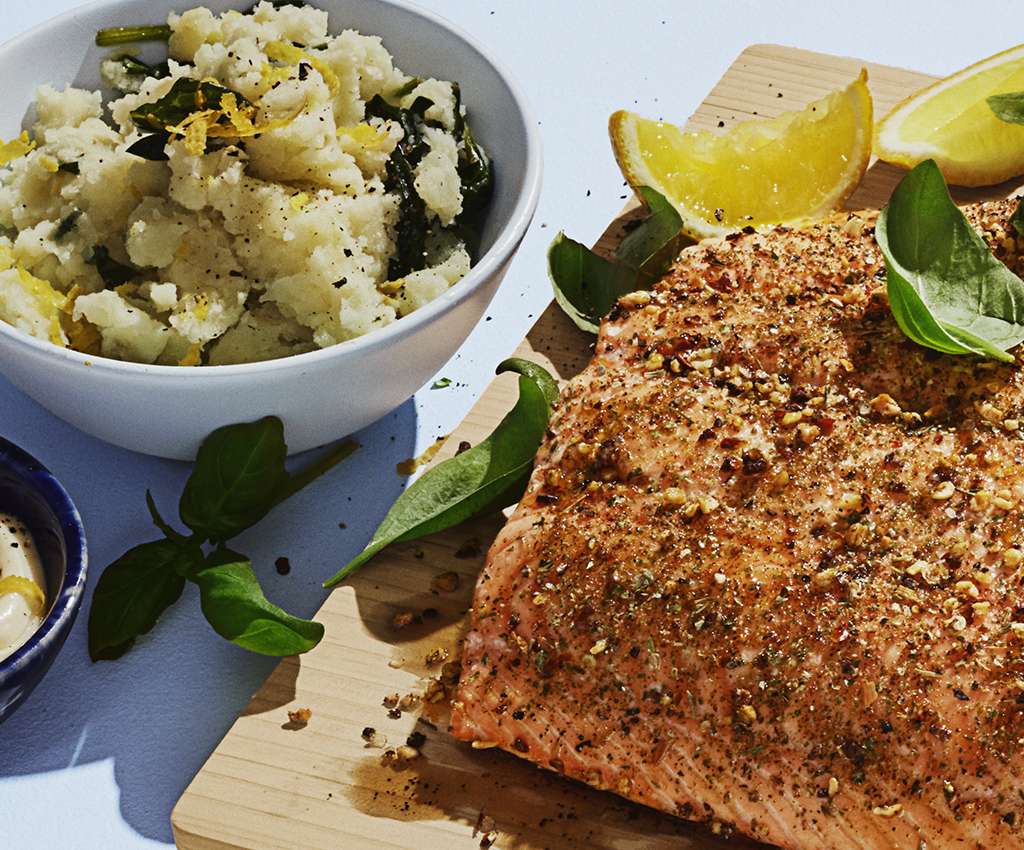 Ugnsbakad lax med smak basilika och vitlök. Serverad med potatisstomp som tillbehör.