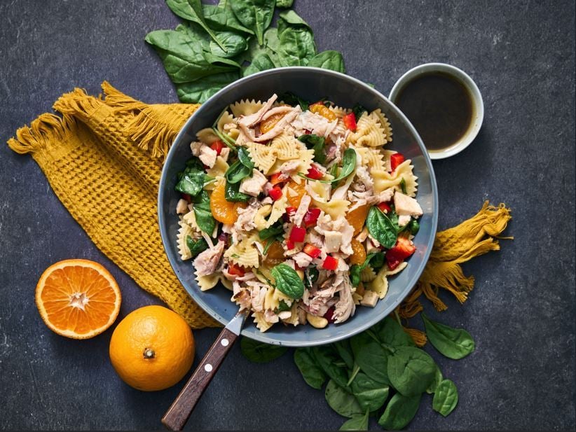 Trauks ar pastas salātiem uz galda