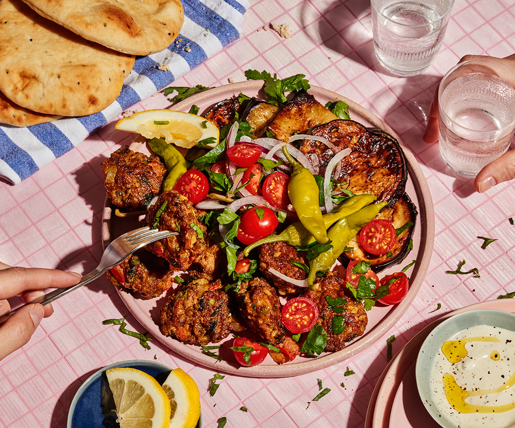 köttfärsbiffar på tallrik med tillbehör på bordet