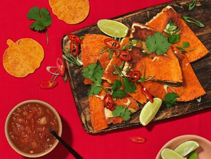 Quesadillas serverade på ett bord i Halloween tema