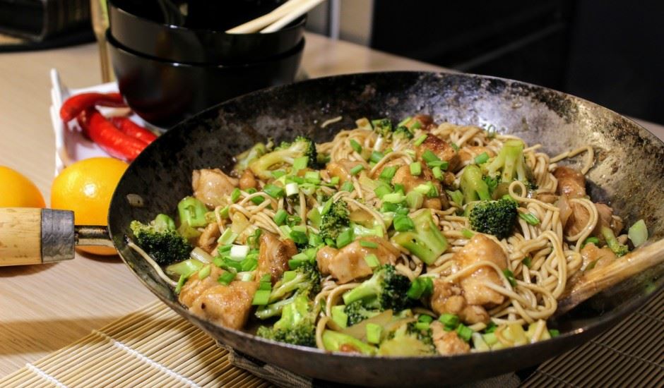 Slinkais vistas - brokoļu voks ar nūdelēm pannā uz galda