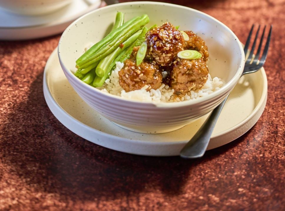 Gaļas bumbiņas, pasniegtas traukos uz galda