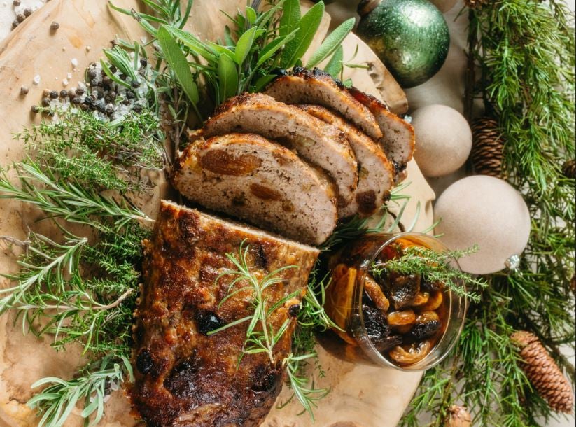 viltotais zaķis uz galda ar Ziemassvētku noformējumu